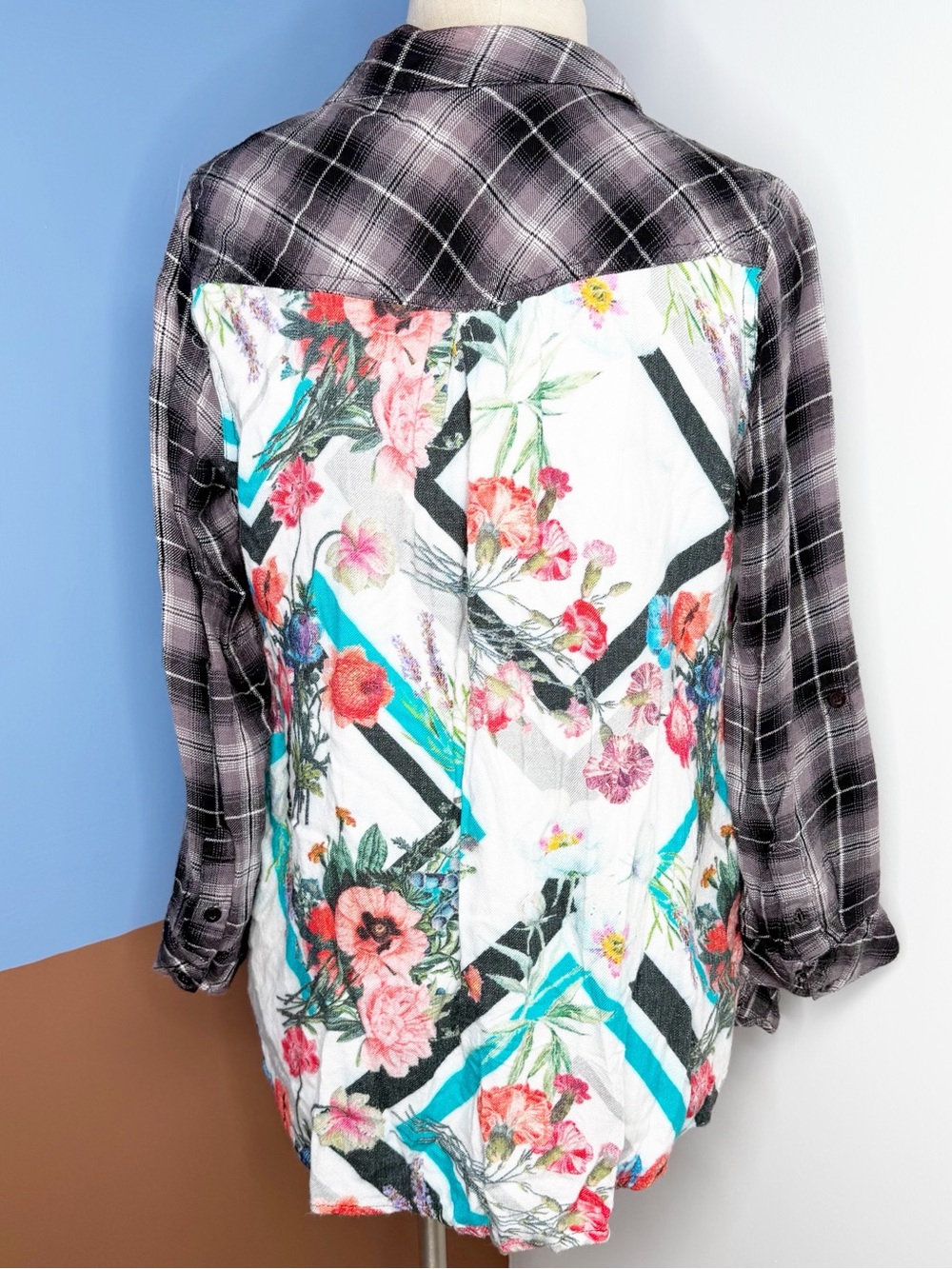 Tolani Collection‎ Plaid Tunic with Print Back Black Natural Plaid Medium Petite